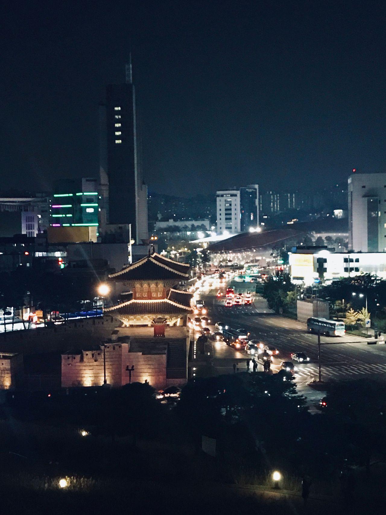 东大门城廓公园的古城墙夜景，与现代城市灯光交相辉映。